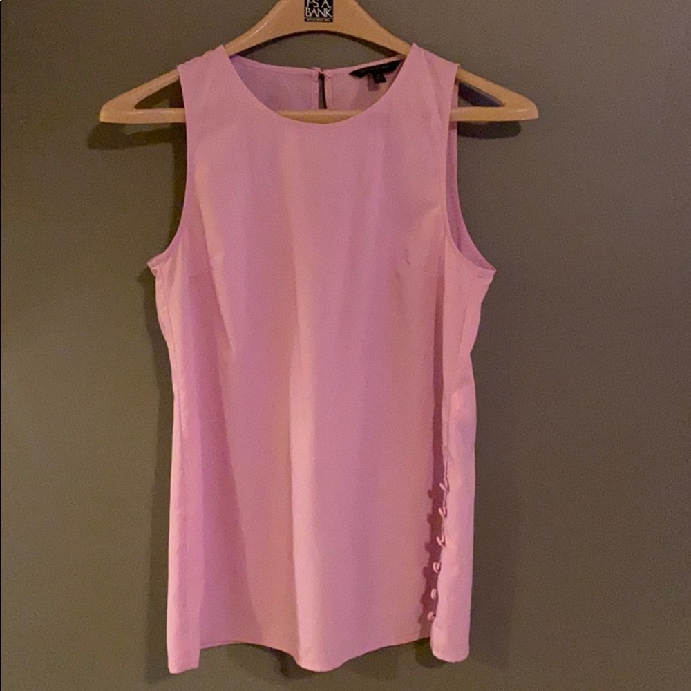 BR sleeveless top